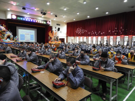 駿馬喜躍迎新歲、思念傳情報平安　竹監春節收容人電話孝親表達思念