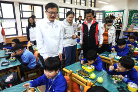 新北強化校園午餐品質　張明文視察北大國小供餐流程