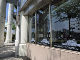 台南市議會響應 SDGs，設防撞窗貼護鳥類安全