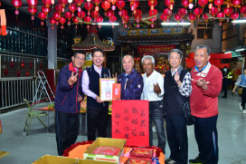 鬪粄慶添丁！東勢新丁粄節宮廟擲筊祈福 驚見136斤大紅粄