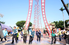 馬到成功馬年行大運！黃偉哲主持鹽水蜂炮開幕 提醒配戴全裝備安全鬧元宵