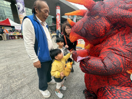 阿公牽孫玩恐龍、親子闖關練協調：新北早療資源中心進駐北大玩具節