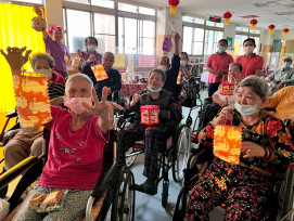 屏東榮家歡慶元宵 住民歡喜猜燈謎提燈籠