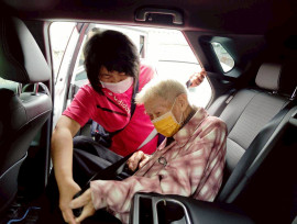 屏東榮服處社區組長簡美芳主動關懷助榮民就醫 