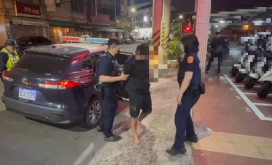 廟會遶境勤務遇酒駕鬧場　前鎮警壓制郭男移送