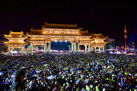 科技與傳統交織！正統鹿耳門聖母廟元宵盛事 黃偉哲現身祈願馬年行大運