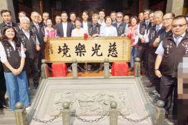 臺中樂成宮集團婚禮見證良緣 盧秀燕贈匾「慈光樂境」感謝媽祖庇佑