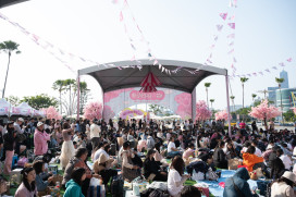 夢時代粉紅野餐日邁入十年！K-POP熱舞、脫口秀嗨翻全場