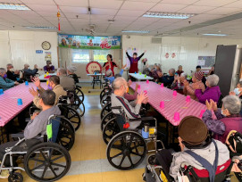 白河榮家住民「杯子打擊樂」音樂律動活化長者身心