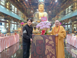 自閉症畫家魏廷亘感恩釋宗道法師栽培　巨幅「佛陀與菩提」獻三峽普賢寺