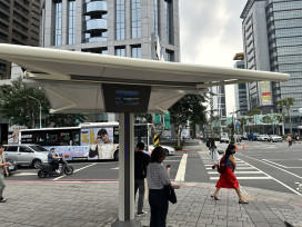  行人等紅燈也能涼一下　全國首創！板橋路口設「自動化人行道遮陽傘」　 