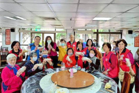 春日好食光、懷舊又暖心　八德榮家住民長同樂共享自製應景美食潤餅