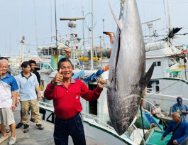 屏東東港第1鮪報到 67歲洪福家搶頭采 