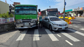 路竹台1線貨車疑煞車失靈釀追撞 湖內警火速排除