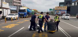 驚險！廢橡膠圈攻占快車道 湖內警火速移除守護用路人