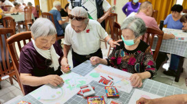 黃金奶奶黃美玉彰化榮家授課 以畫筆串起長輩生命故事