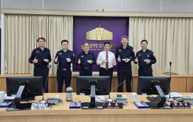 竹市警夜間執勤有保障　熱心企業家慨贈警用LED肩燈500組