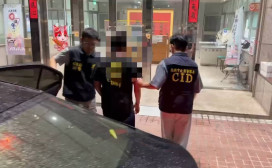 競選看板疑似遭人刮損   前鎮警監視器鎖定行蹤火速逮人