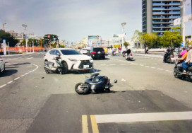 自小客疑違規右轉釀事故   前鎮警趕抵疏導護交安