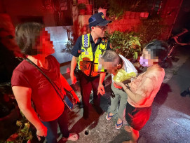 一杯奶茶暖哭眾人　警消暖救援感動前鎮街頭