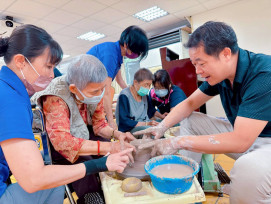 佳里榮家失智專區藝術創作！劍獅陶作喚醒長輩記憶笑容 