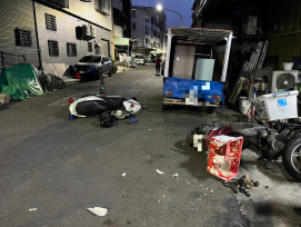 無照男見警秒暴走！高雄街頭狠撞前鎮警車逃逸　下場慘了