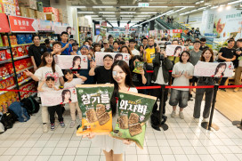 韓籍啦啦隊站台一日店長　正韓零食「入籍乖乖」掀搶購潮