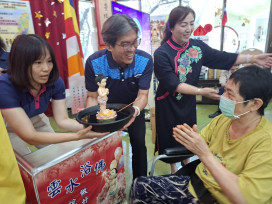佳里榮家浴佛祈福 佛光山福國寺雲水浴佛同霑法喜
