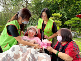 創世基金會助植物人母女溫馨相聚 母親節前夕傳遞愛與希望