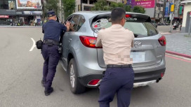 協助民眾解決突發狀況　竹市警民合力將拋錨車輛移至安全處所化解危機
