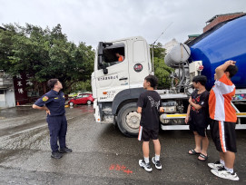 高雄交大警攜手業者推交安教育 大型車體驗課獲學生好評