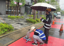 新北回應雨天道路安全疑義　交通局：紅色鋪面防滑係數符合規定