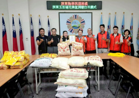 屏東榮服處感謝蓮花佛堂捐贈白米及媽祖加持T恤 關懷榮民眷
