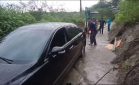 豪大雨襲山區！駕駛迷途陷泥濘 湖內警冒雨搜尋成功救出