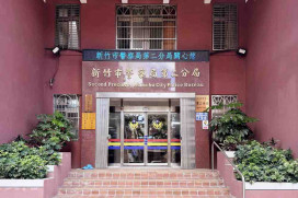 風雨交加中迷途男童哭喊找媽媽　竹市關東所暖警撐傘安撫助平安團圓
