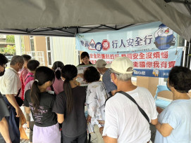 南警走入成德里健行嘉年華 宣導交通防詐及婦幼安全