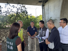 南區增設運動設施　立法委員林俊憲會勘86快速道路橋下籃球場規劃