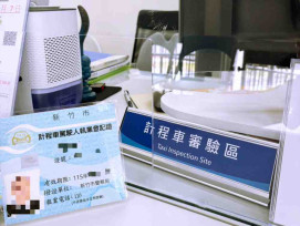 竹市警提醒計程車執照審驗換發要記牢　車窗隔熱紙新規上路切莫違規