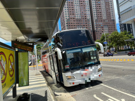 大客車靠站失誤撞上站亭　前鎮警緊急疏導防二次事故