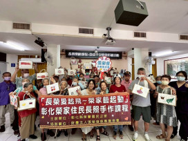 巧手拓印創藝趣 彰化榮家長輩打造專屬手提袋