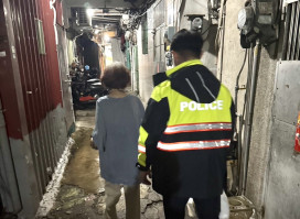 不畏颱風堅守崗位　竹市警二分局暖護老嫗返家、雨中排除路障守護安全