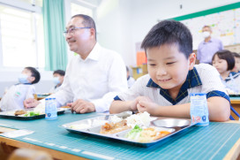 新北免費營養午餐正式上路　市長侯友宜走進校園，與學童一同用餐
