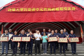 中元普渡化大愛！高雄天聖宮捐100箱物資　湖內警化身送暖使者