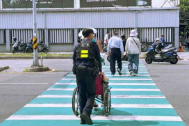 為民服務、有你真好　員警暖心攙扶護送行動不便婦人通過車流繁忙馬路