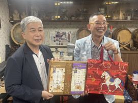 一口牛軋糖，牽起台灣味！劉錦村拜訪大黑松小倆口邱義榮，從「黃仁勳同款」甜點聊到老字號與 AI 新未來