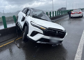 大雨路滑釀事故！國10大社段轎車撞護欄　55分鐘排除
