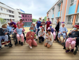 嘉榮護理之家拈花惹草 陪伴榮民眷長輩樂活療癒身心
