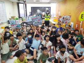 開學主動出擊宣導學童交安！　竹市警前進校園及安親班有獎徵答送反光吊飾