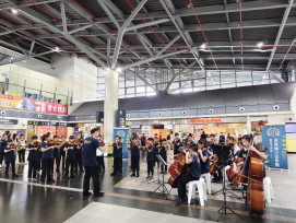 琴聲沁涼高鐵台南站　復興國小弦樂團快閃演出為暑假畫句點