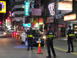 停等紅燈竟拿酒開喝！竹市警眼尖攔查測出酒駕　強力呼籲「開車不喝酒」